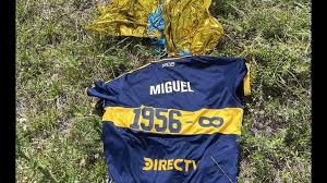 La camiseta de Russo que Boca lanzó al cielo en la Bombonera apareció en Uruguay.