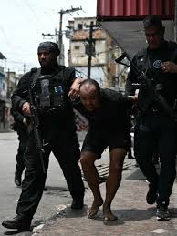 Sangriento operativo contra el Comando Vermelho en una favela de Río de Janeiro deja al menos dos muertos.