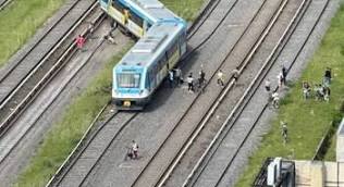 Choque de tren y auto en Ciudadela: otro accidente en el Sarmiento.