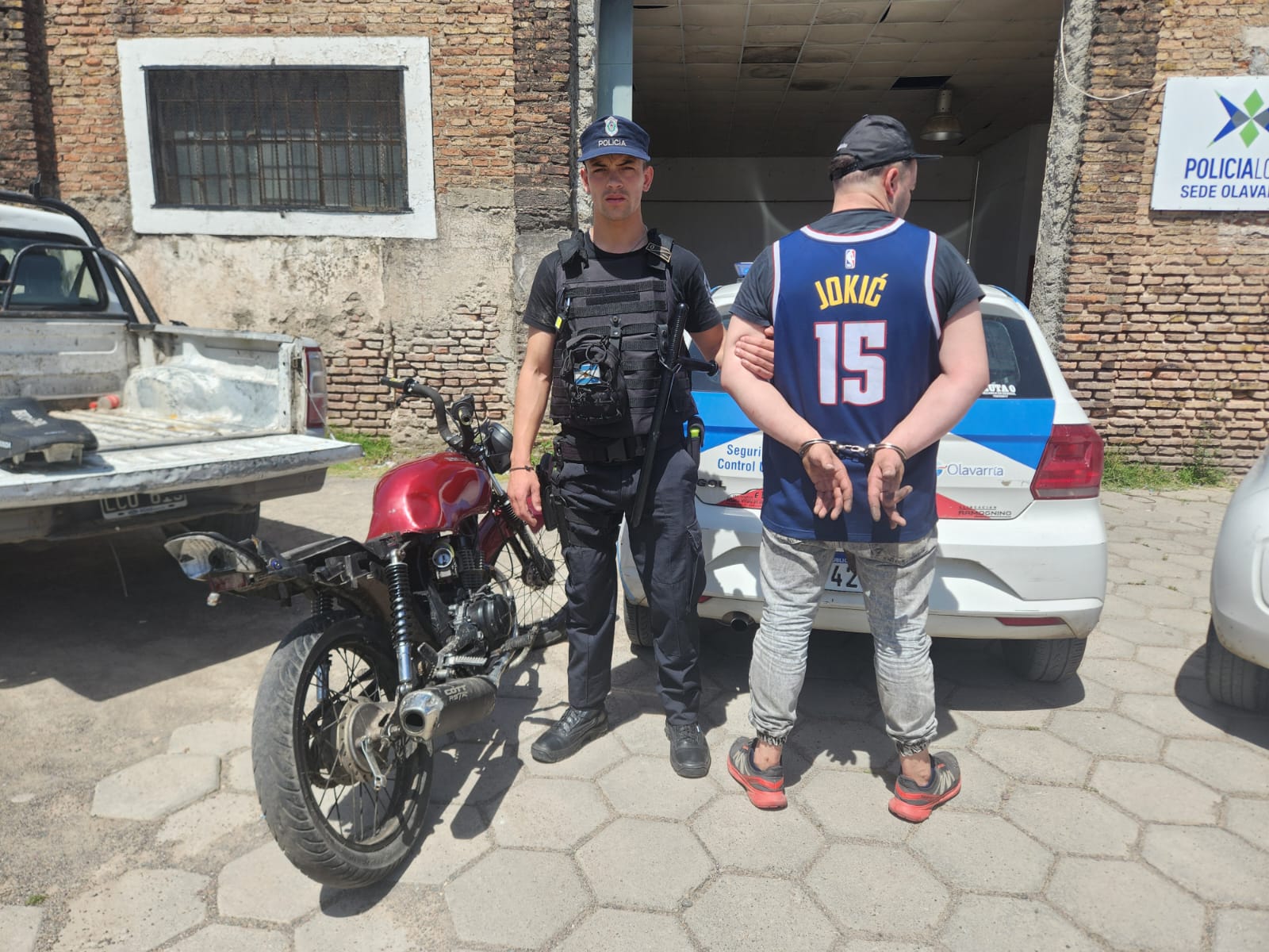 Detenido por desobediencia y posesión ilegal de arma de fuego.