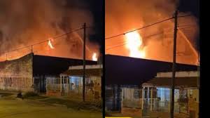 Fuerte incendio intencional en depósito de pallets en José León Suárez.