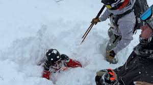 Milagro en la montaña: Esquiador rescata a hombre atrapado bajo la nieve.