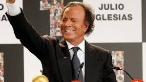 Julio Iglesias responde a acusaciones de abuso sexual.