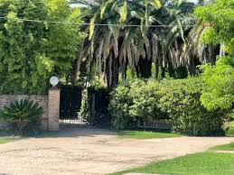 Un hombre fue encontrado con un tiro en la nuca dentro de un hotel alojamiento