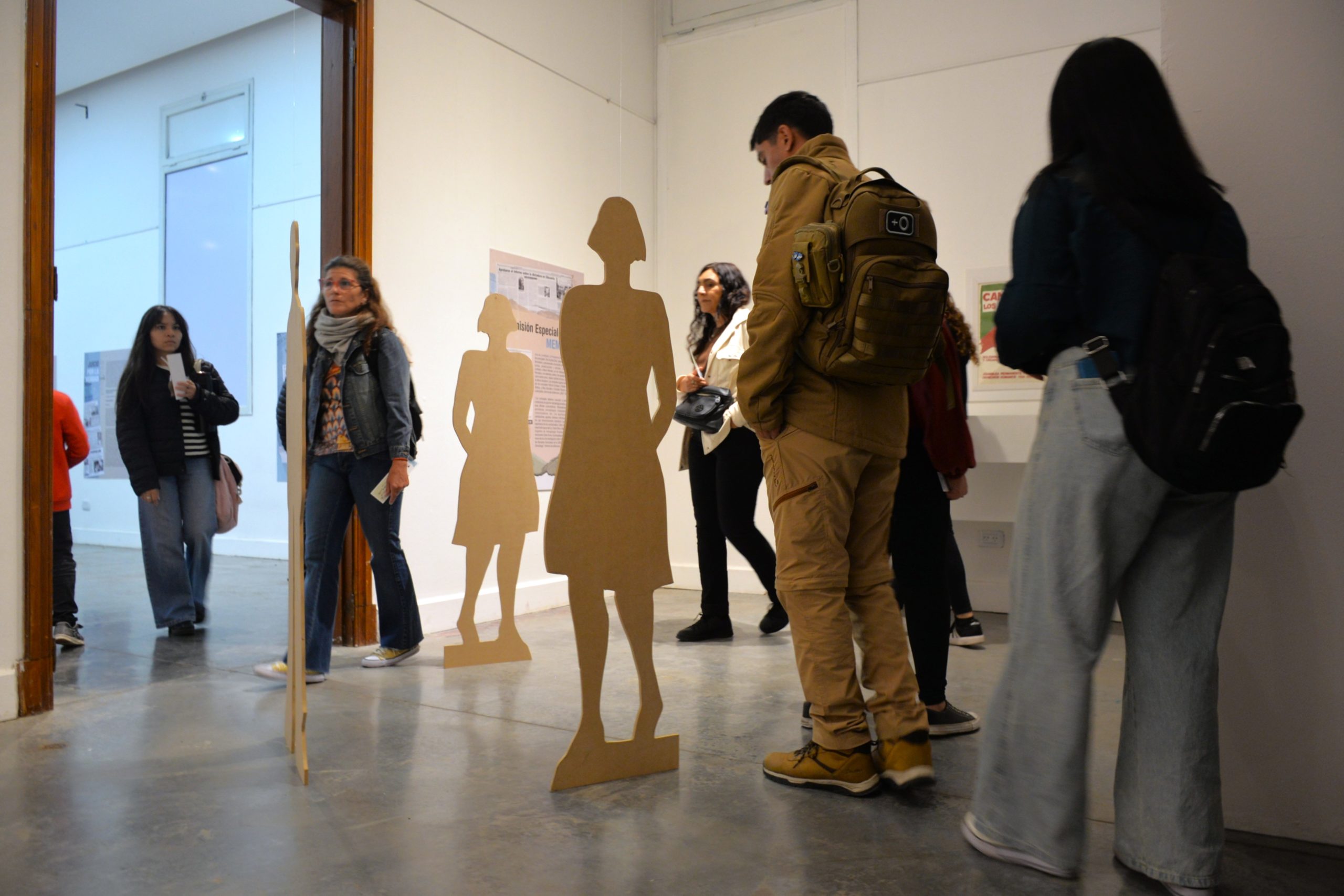 Quedó formalmente inaugurada la muestra “Los Caminos de la Memoria: 50 años de lucha olavarriense por la verdad y la justicia”