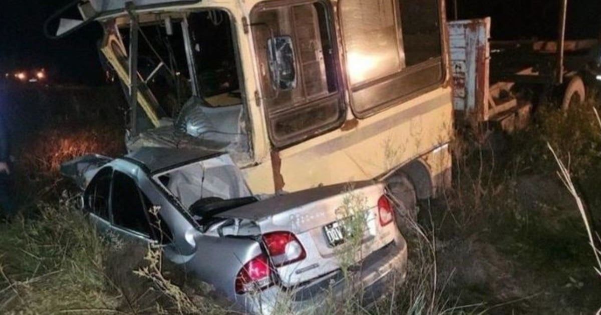 Tres personas fallecieron en un accidente frontal entre un automóvil y un camión en una ruta de Corrientes.