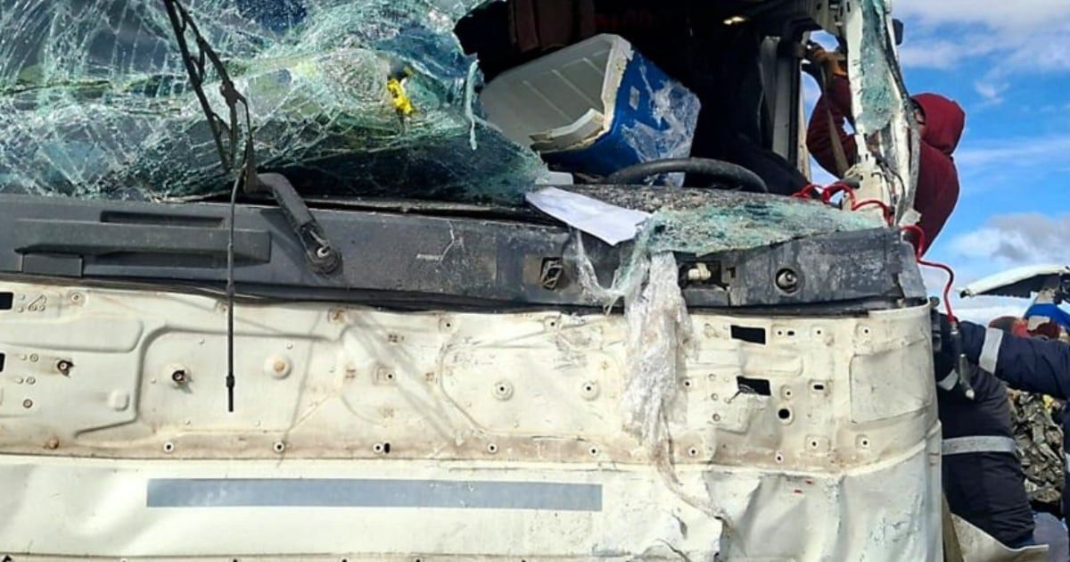 Un camión perdió el control en la ruta, chocó y se desató una tragedia.
