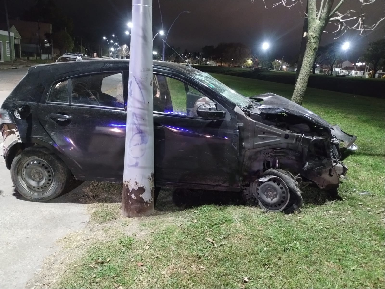 Intentó escapar en un auto robado con pedido de captura, chocando contra árboles y postes.