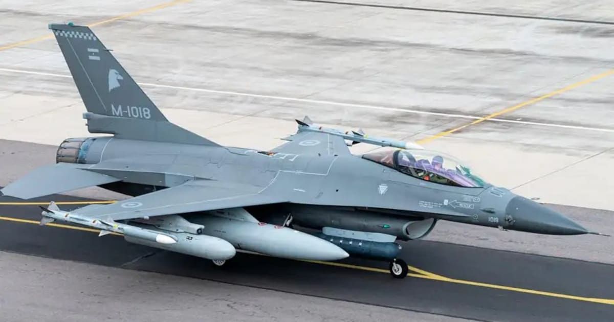 Mujer hace historia como la primera piloto de F-16.
