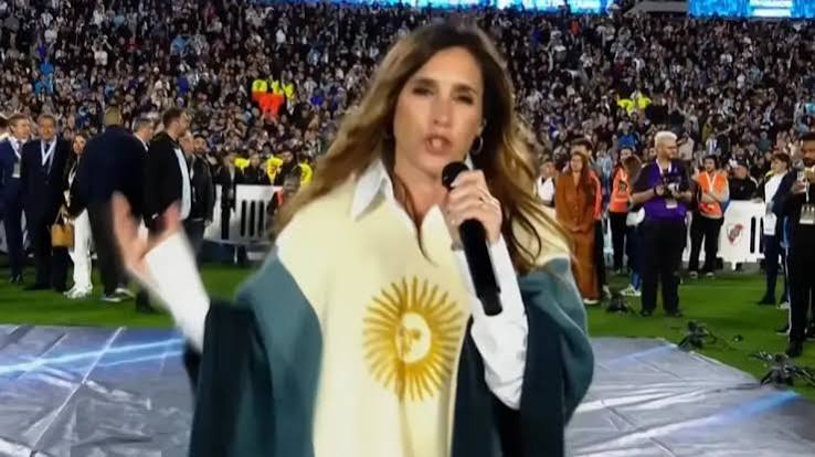 INSÓLITO TRUEQUE SOLEDAD CAMBIÓ EL PONCHO DE LA DESPEDIDA DE MESSI POR EL CAMPERÓN DE LA SELECCIÓN