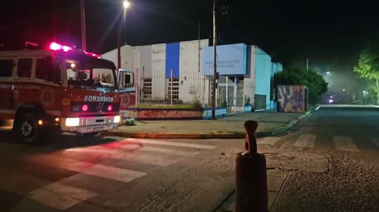 INCENDIO EN EL JARDÍN 905 DE LOMA NEGRA: IMPORTANTES PÉRDIDAS MATERIALES