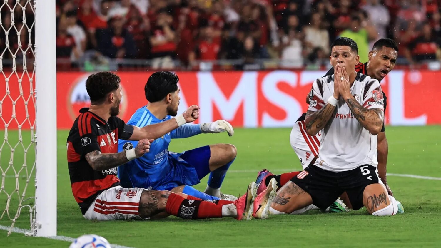 FLAMENGO QUIERE ELIMINAR A ESTUDIANTES POR ESCRITORIO Y SE AGARRA DE UN ANTECEDENTE