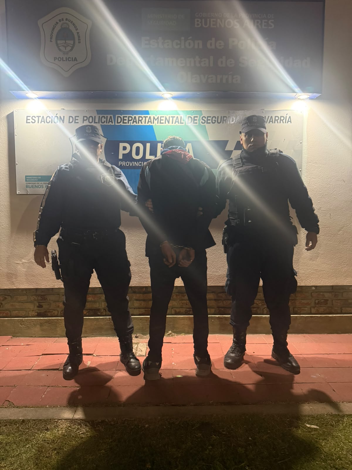 APREHENDIERON A UN HOMBRE QUE FUE ENCONTRADO EN EL TECHO DE UNA VIVIENDA