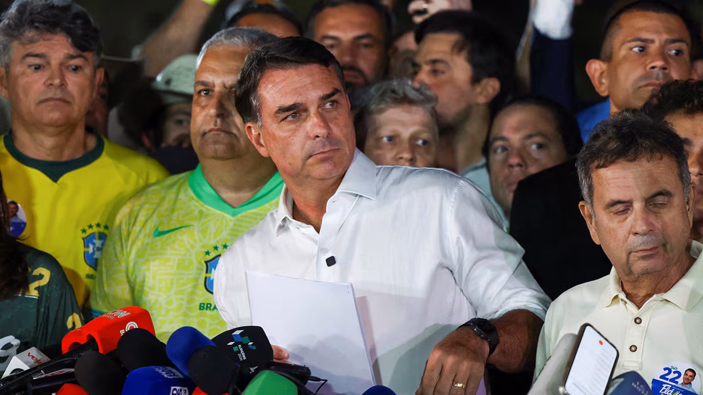 AVIÓN RETENIDO EN PUERTO IGUAZÚ: INVESTIGAN UN POSIBLE PLAN DE FLÁVIO BOLSONARO PARA VIAJAR A ESTADOS UNIDOS.